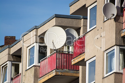 Hausfront mit Satellitenschüssel