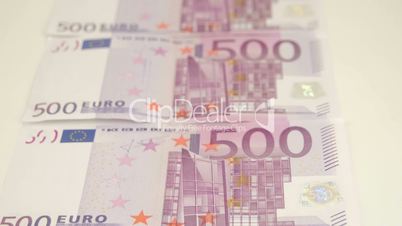 4x 500 Euro bills placed on the table