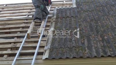 A roofer on the ladder getting off the roofplate