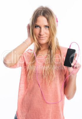 Blonde Frau mit Kopfhörer und Smartphone