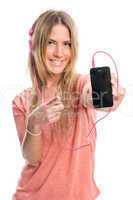Blonde Frau mit Kopfhörer und Smartphone