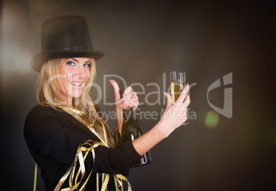 Frau mit Sektglas feiert Silvester