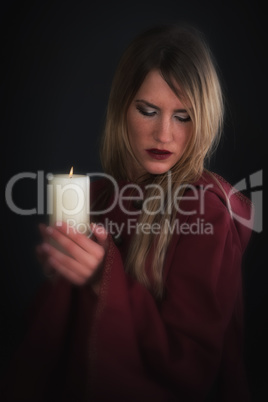 Sinnliches Burgfräulein mit Kerze