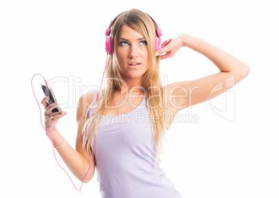 Blonde Frau mit Kopfhörer und Smartphone