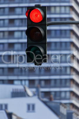 Rote Ampel vor Hochhausfassade in Hamburg, Deutschland