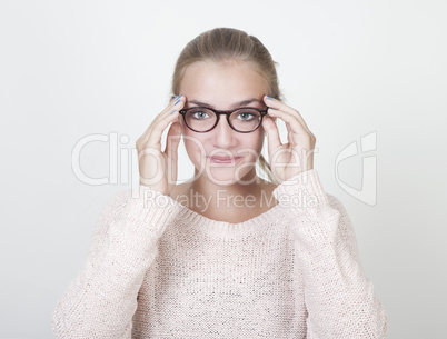 maedchen mit runder brille