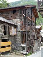 Ein Holzhaus in Zermatt Schweiz