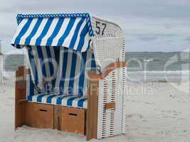 Strandkorb - blau-weiß gestreift am Inselstrand von Amrum