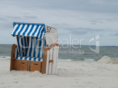 Strandkorb - blau-weiß gestreift am Inselstrand von Amrum