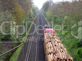 Güterzug mit Holzladung