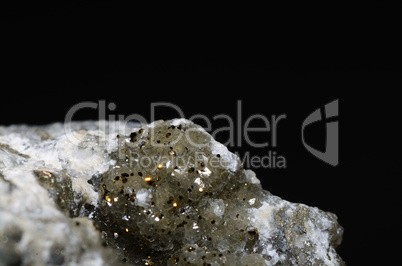 calcitkristalle mit glaenzenden pyrit auf schwarz