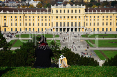 frau im grass bei schloss