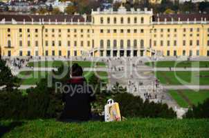 frau im grass bei schloss