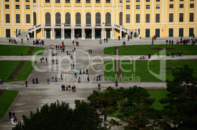 viele touristen im schloss in wien