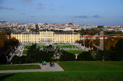 schloss schoenbrun in wien im herbst