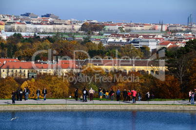 wien bunter herbst und touristen