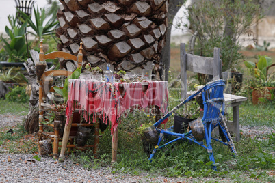 urige Gartendekoration auf Ibiza