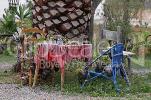 urige Gartendekoration auf Ibiza