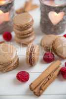 Macarons mit Zimt und Himbeeren