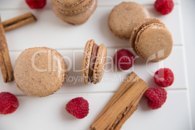 Macarons mit Zimt und Himbeeren