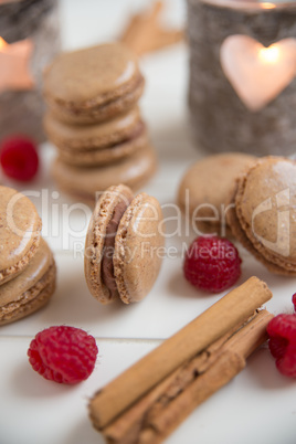 Macarons mit Zimt und Himbeeren