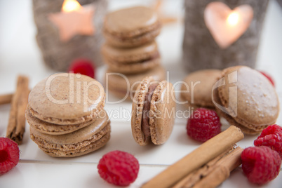 Macarons mit Zimt und Himbeeren