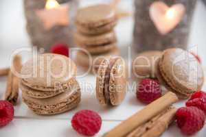 Macarons mit Zimt und Himbeeren