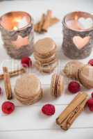 Macarons mit Zimt und Himbeeren