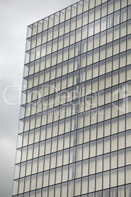 Fassade eines modernen Bürogebäudes in Paris, Frankreich