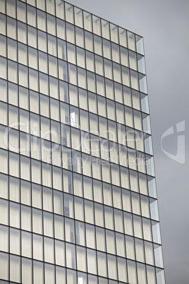 Fassade eines modernen Bürogebäudes in Paris, Frankreich