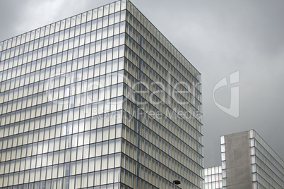 Fassade eines modernen Bürogebäudes in Paris, Frankreich