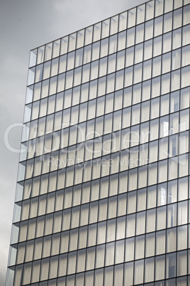 Fassade eines modernen Bürogebäudes in Paris, Frankreich