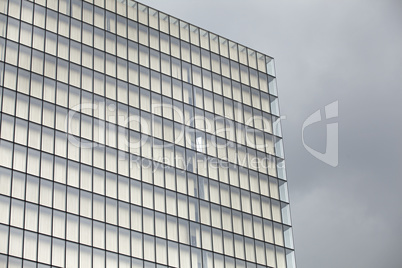 Fassade eines modernen Bürogebäudes in Paris, Frankreich