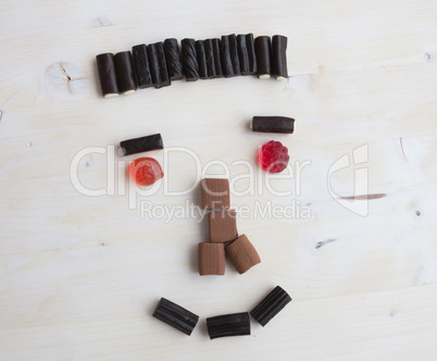lachender Mann aus Süßigkeiten