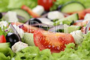 Nahaufnahme Griechischer Salat mit Tomaten, Feta Käse und Olive