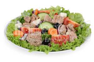 Salat mit Thunfisch, Tomaten und Oliven in Schüssel