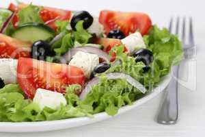 Griechischer Salat mit Tomaten, Feta Käse und Oliven in Schüss