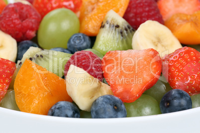 Nahaufnahme Obstsalat in einer Schale mit Erdbeeren, Bananen, Ki