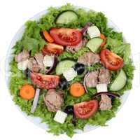 Salat mit Thunfisch, Tomaten und Oliven auf Teller von oben