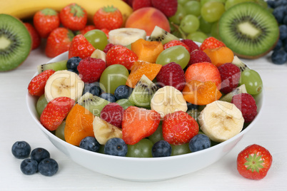 Obstsalat mit Früchte in einer Schale mit Erdbeeren, Bananen, K