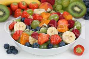 Obstsalat mit Früchte in einer Schale mit Erdbeeren, Bananen, K