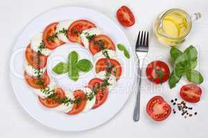 Salat Caprese mit Tomaten und Mozzarella von oben auf Holzbrett