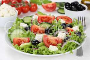 Griechischer Salat auf Teller, Tisch mit Tomaten, Feta Käse und