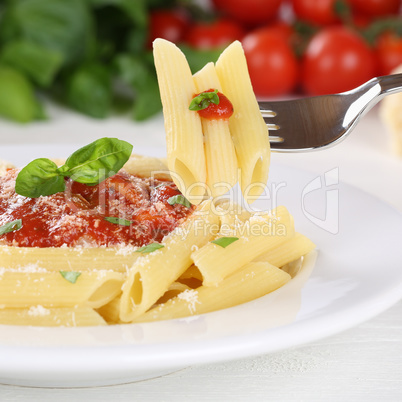 Rigate Nudeln mit Tomaten Napoli Sauce Pasta essen mit Gabel