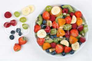 Obstsalat mit Früchte wie Erdbeeren, Bananen, Kiwi und Blaubeer