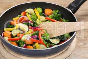 Essen zubereiten und braten Gemüse in der Pfanne