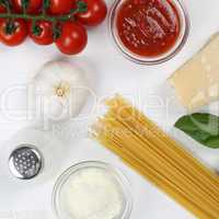 Spaghetti Nudeln Pasta Gericht kochen: Zutaten auf einem Holzbre