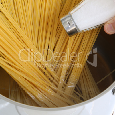 Spaghetti Nudeln Pasta kochen: frisches Wasser im Topf salzen