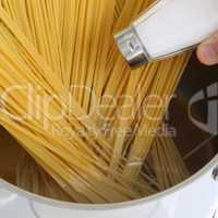 Spaghetti Nudeln Pasta kochen: frisches Wasser im Topf salzen
