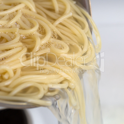 Spaghetti Nudeln Pasta kochen: heißes Wasser aus Topf abgießen